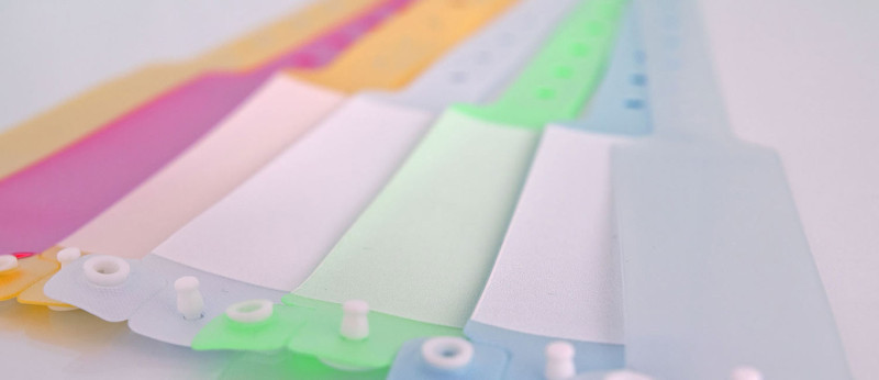 Patientenarmbänder in verschiedenen Farben